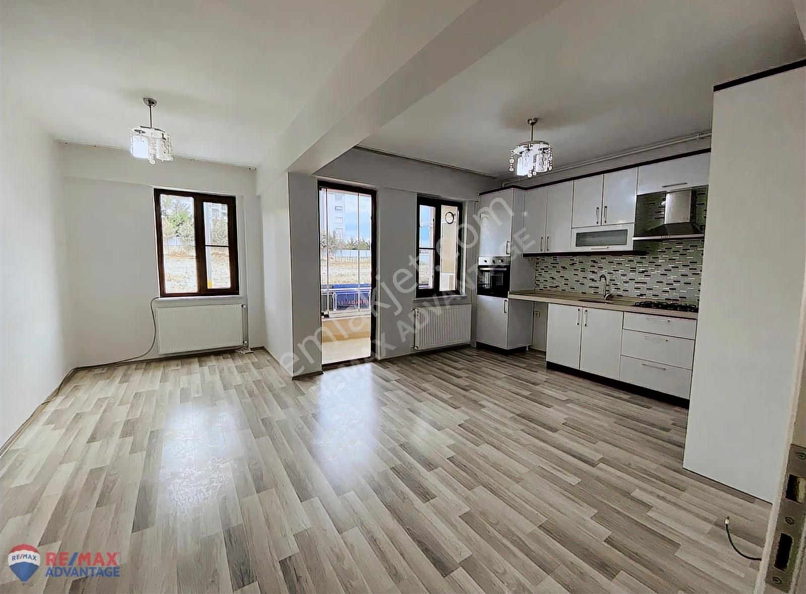 Remax Advantage'dan Balat'ta Çift Balkonlu 2+1 Kiralık Daire