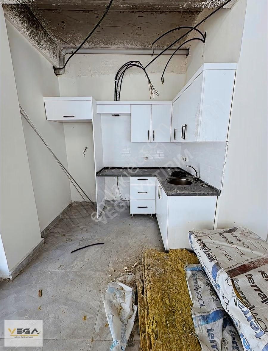 Vega'dan Adatepe Mahallesi Emsalsiz Konumda Sıfır Kiralık Dükkan - Görsel 12