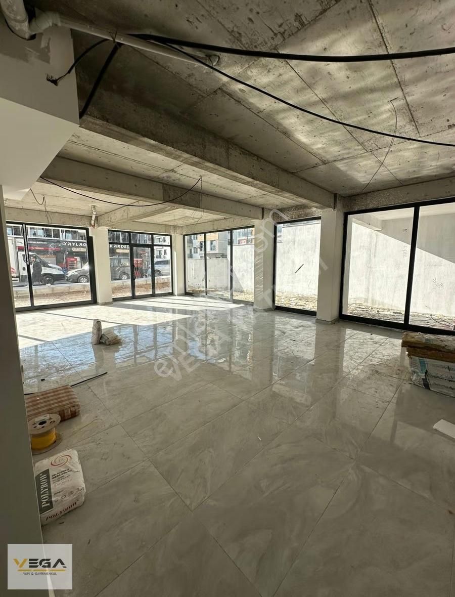 Vega'dan Adatepe Mahallesi Emsalsiz Konumda Sıfır Kiralık Dükkan - Görsel 2