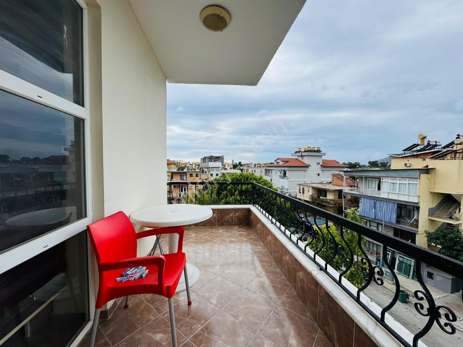 Cumhuriyet Mahallesinde Eşyalı 1+1 Satılık