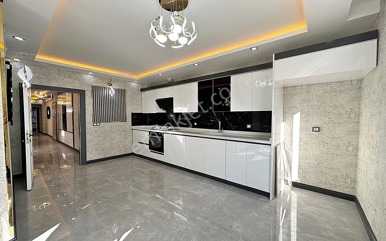 Karakaya'da Modern Tasarım & Ultralüks Donanımlı 3+1 Daire