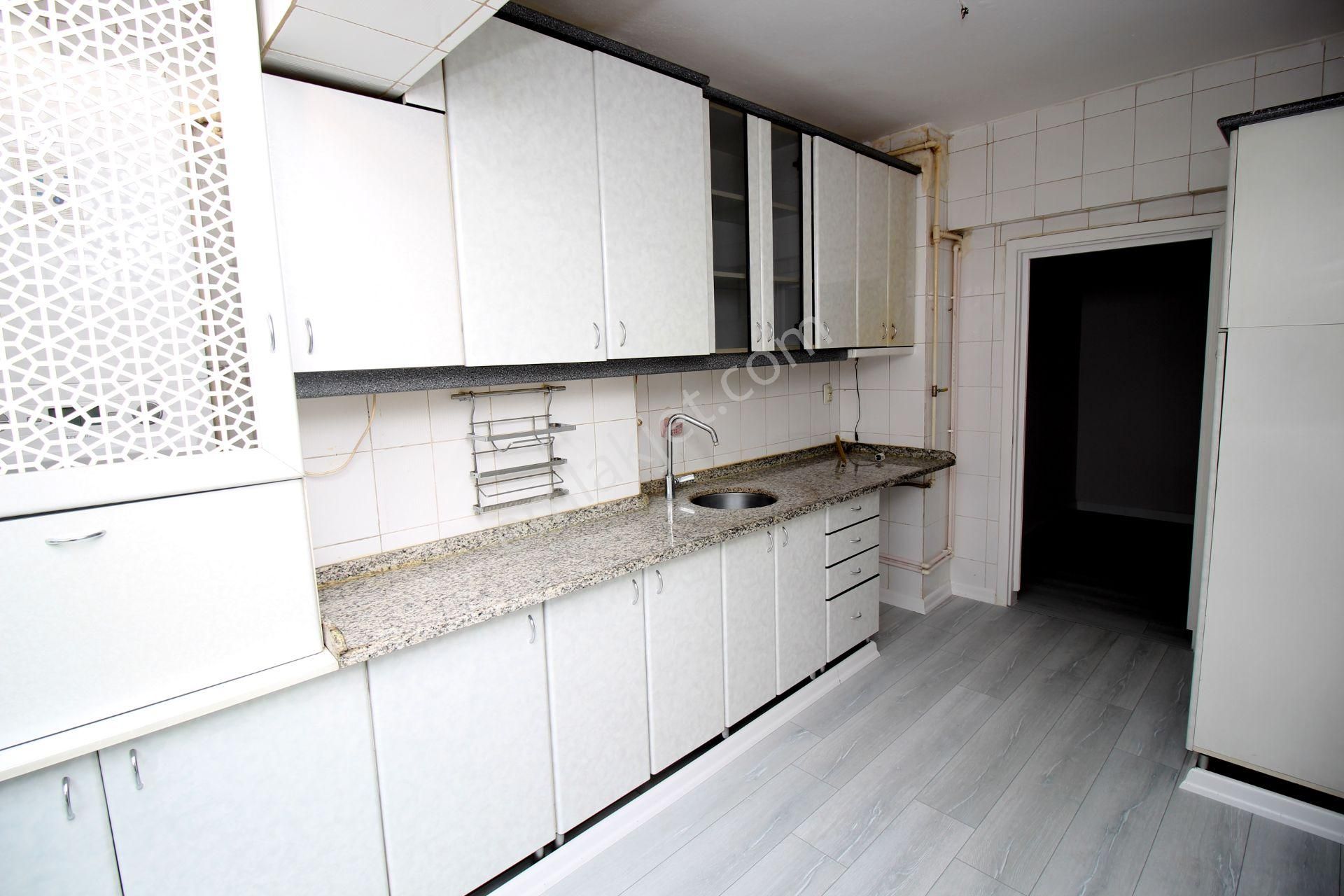 Emre Emlak'tan Piyade'de Cadde Üzeri Ön Cephe Arakat Satılık 3+1 Daire - Görsel 3