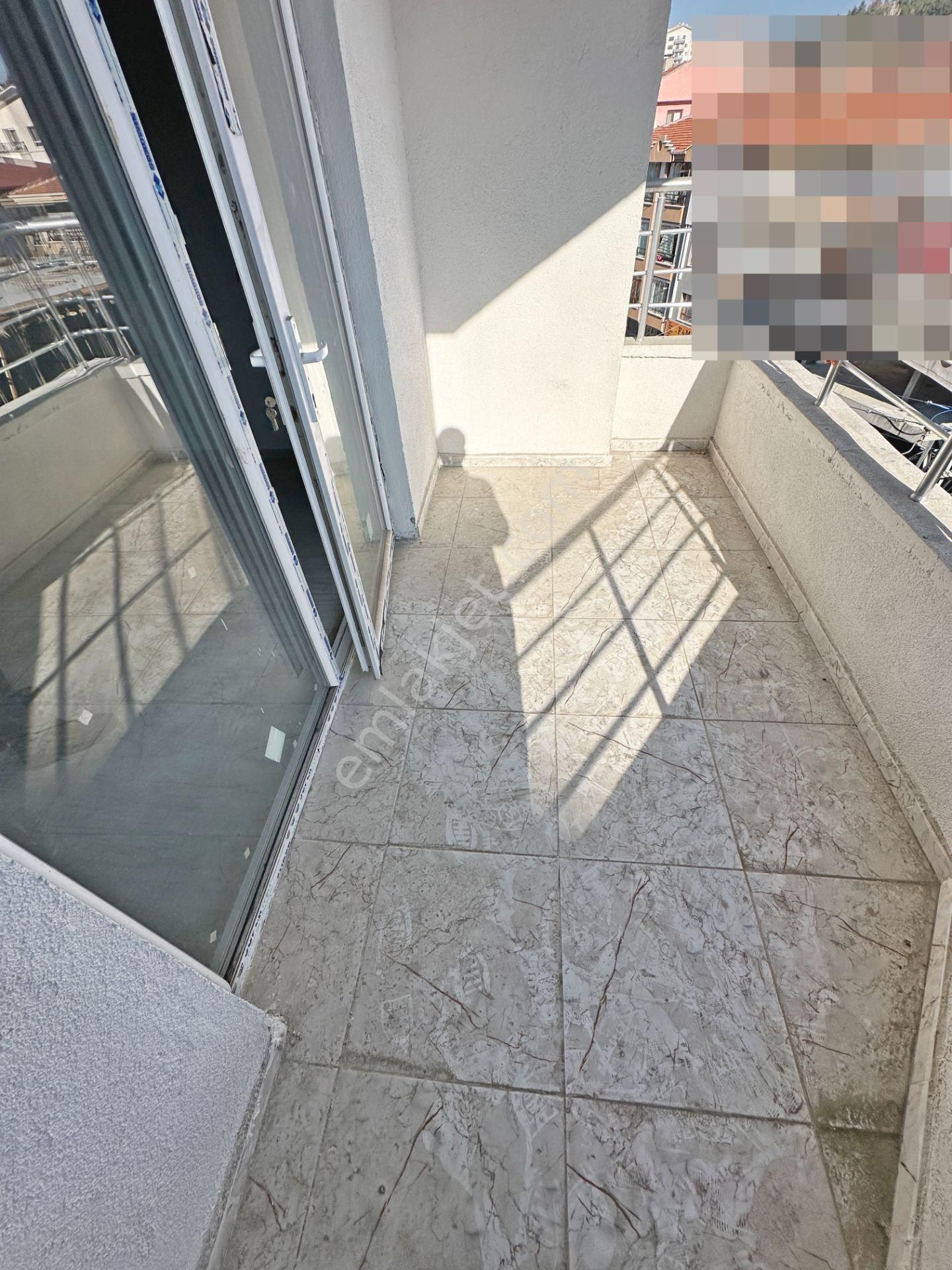 Misket Düzlükte Ara Katta Ön Cephede Asansörlü 3+1 Satılık Daire - Görsel 6