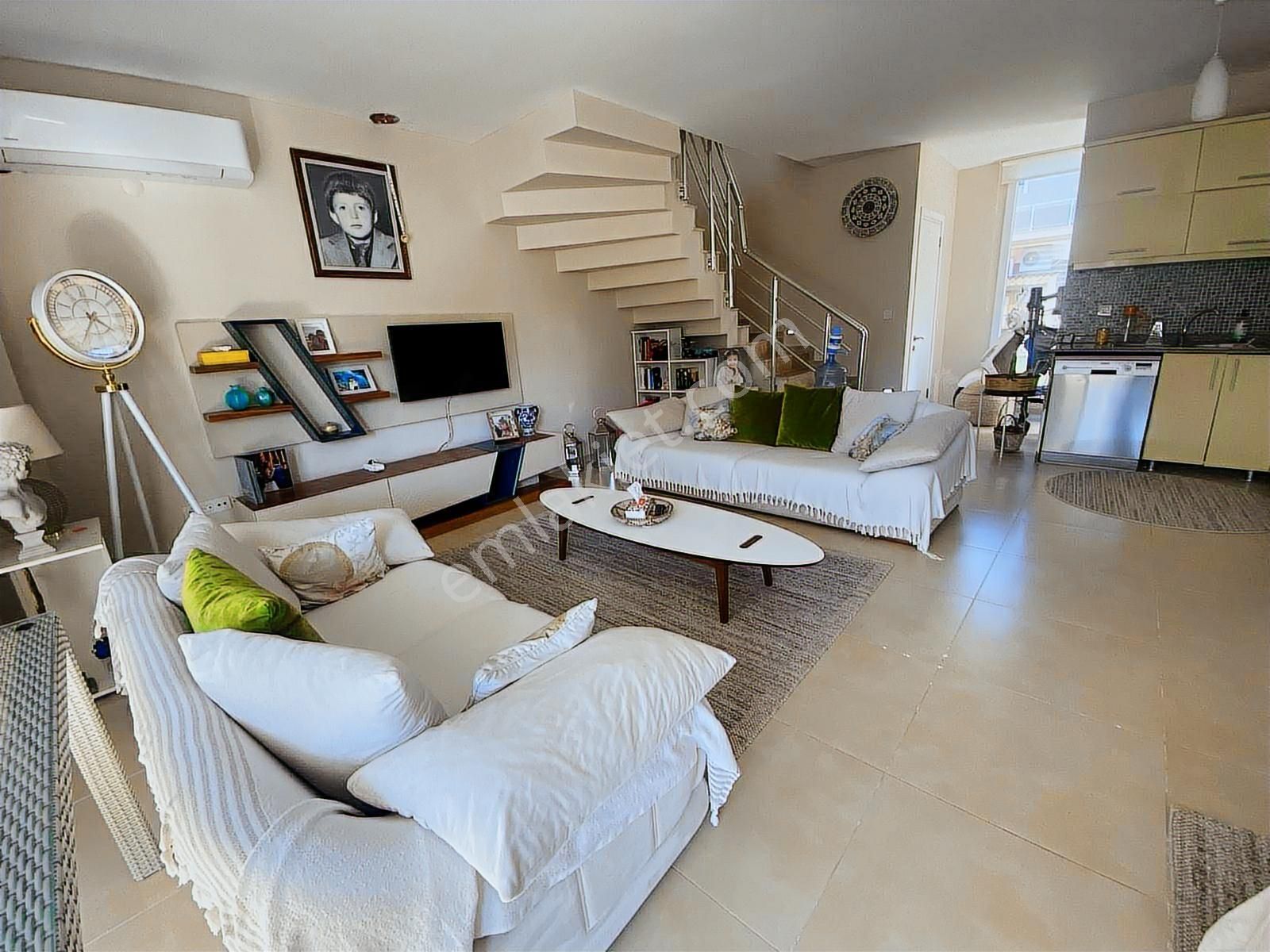 Çeşme Denize 50m Manzaralı Satılık 3+1 Villa - Görsel 19