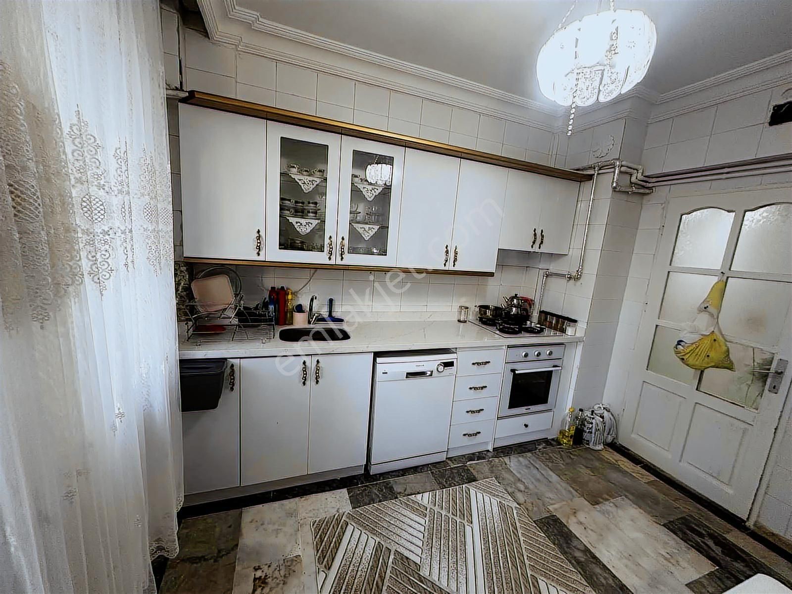 Yeditepe Mahallesinde Geniş Yerden Isıtmalı 3+1 Fırsat Daire - Görsel 6