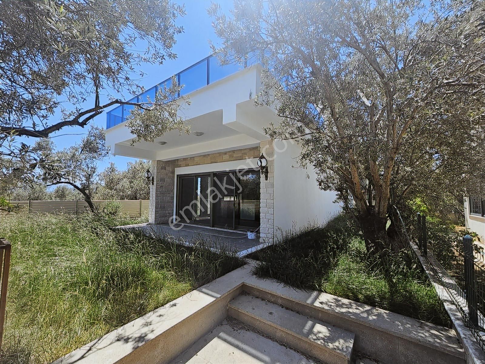 Eu Gayrimenkulden Girişte 2 Odalı Tek Müstakil 4+1 Villa