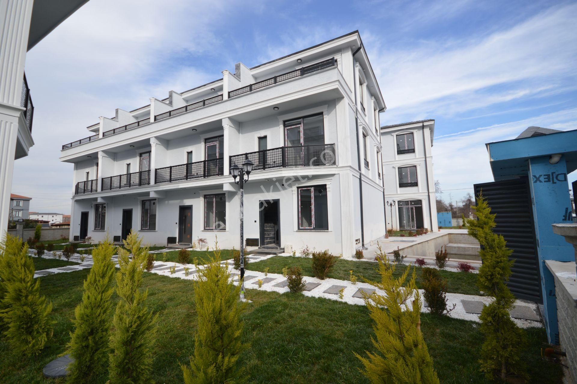 Karasu’da Satılık 3+1 Villa Modern Tasarımlı, Havuzlu