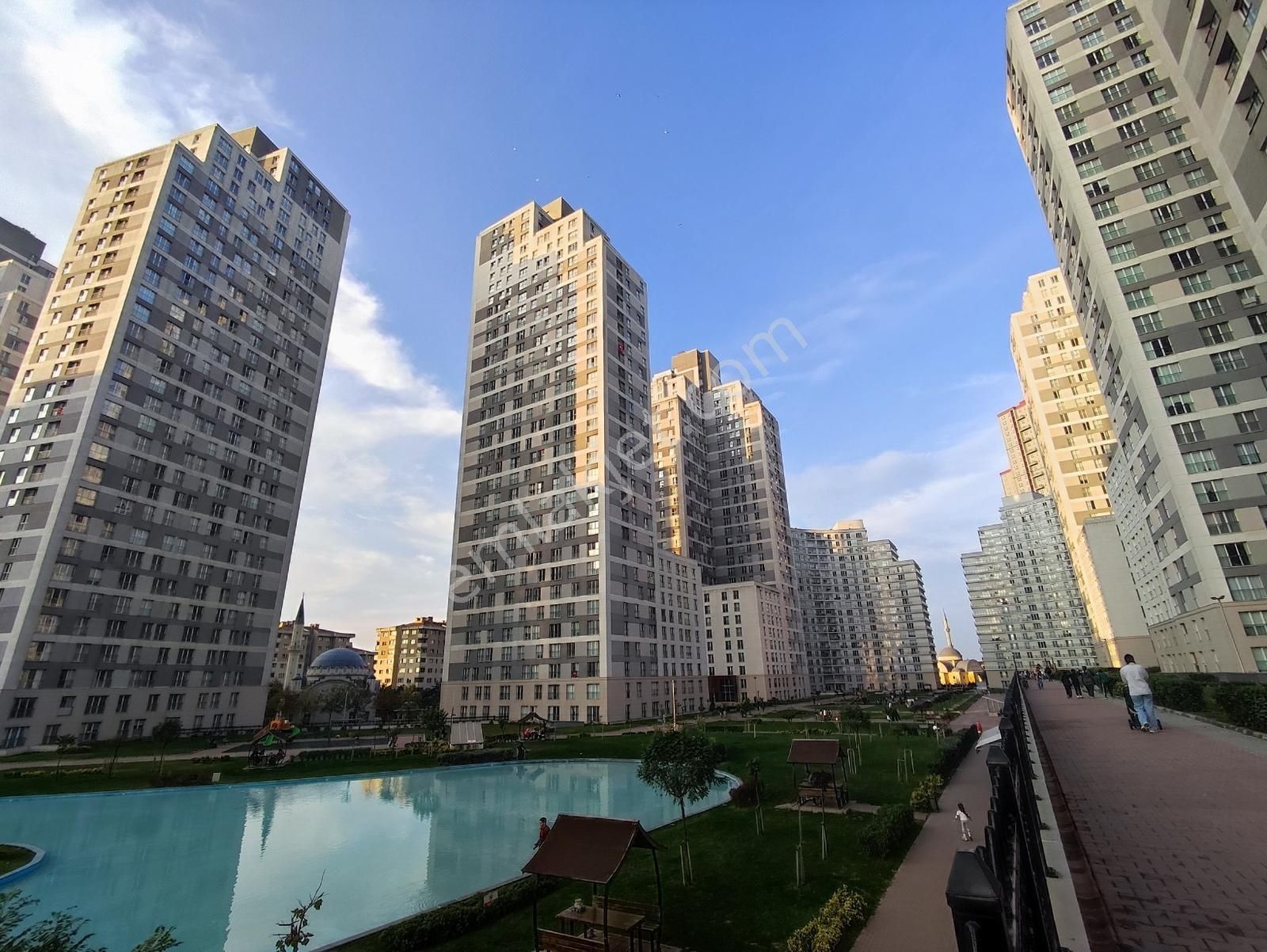 Metrobüse Komşu Kristal Şehir Satılık 3+1 Daire