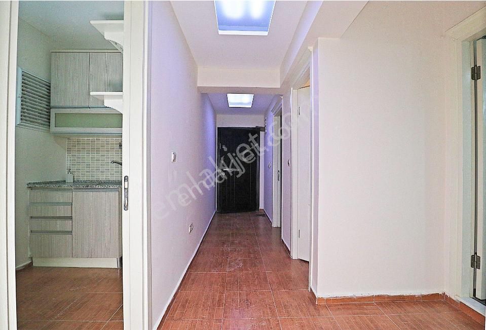 Simge'den 10 Yaşında Asansörlü Kapalı Otoparklı Arakat Daire - Görsel 4