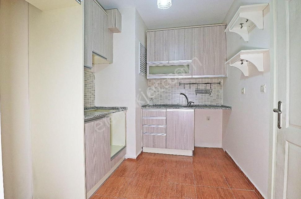 Simge'den 10 Yaşında Asansörlü Kapalı Otoparklı Arakat Daire - Görsel 6