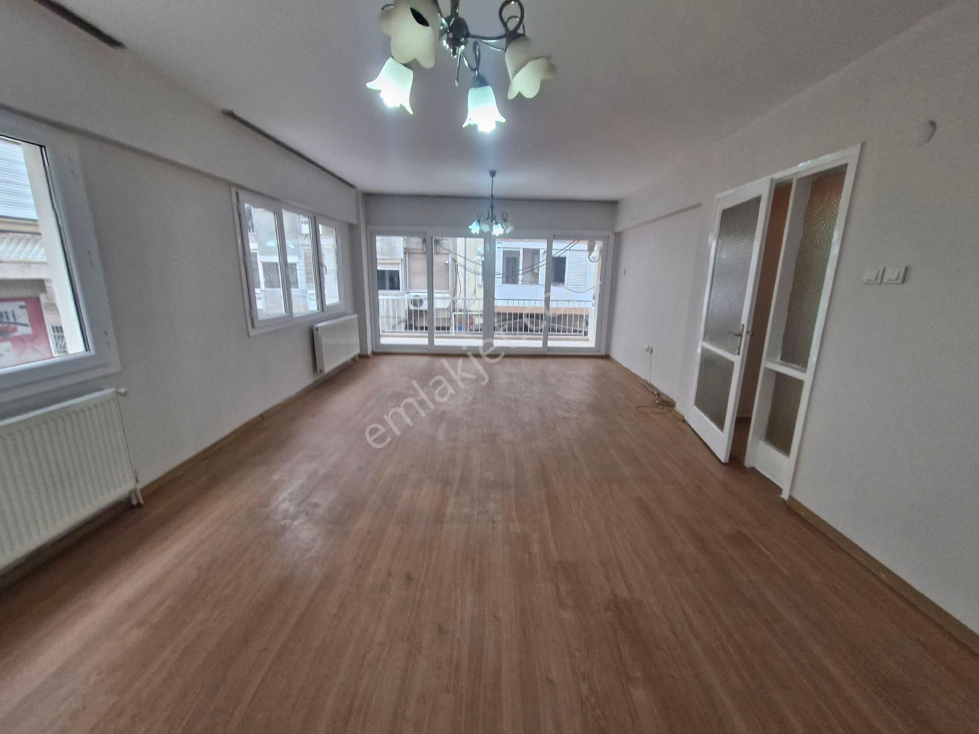 Bahariyede 3+1 Köşe Kat Avantajlı Tadilatlı Arakat Doğalgazlı Mkd Den