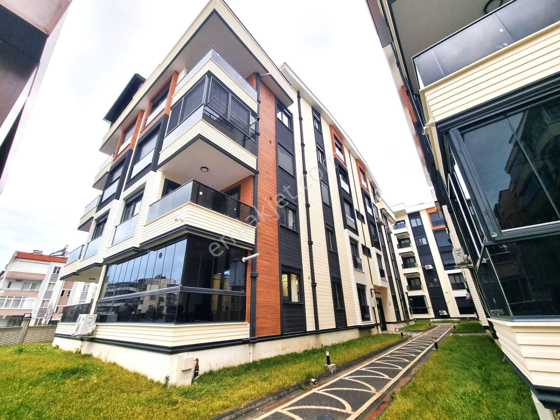 Aygül'den Akçay'da Site İçi Sıfır Ara Kat Ön Cephe Ayrı Mutfaklı Ebeveyn Banyolu 2+1 Satılık Daire