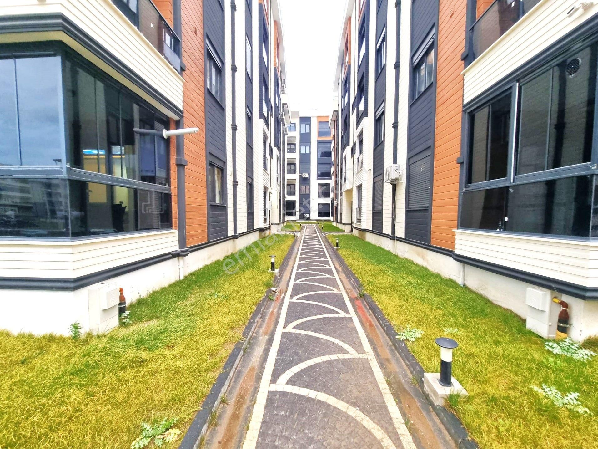 Aygül'den Akçay'da Site İçi Sıfır Ara Kat Ön Cephe Ayrı Mutfaklı Ebeveyn Banyolu 2+1 Satılık Daire - Görsel 2