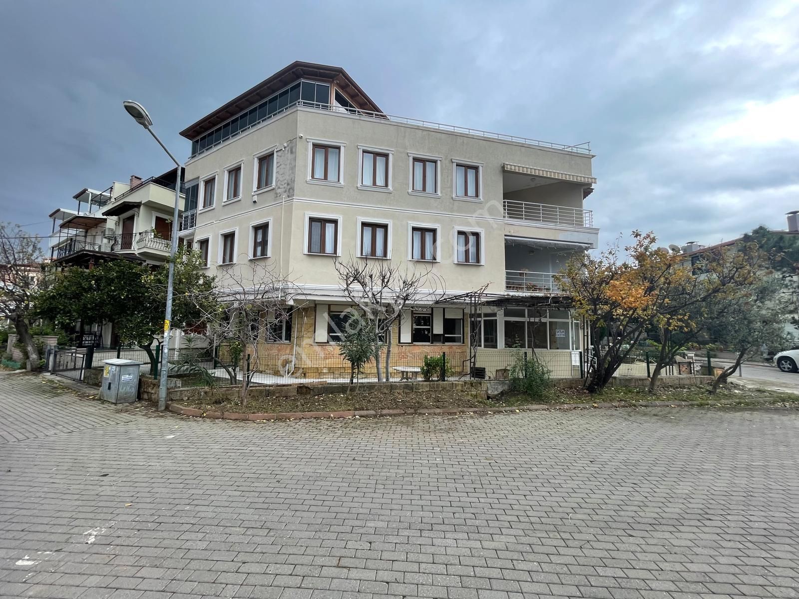 Altınoluk’ta Denize 1 Sokak – Müstakil Tadında, Bahçe Kullanımlı Daire