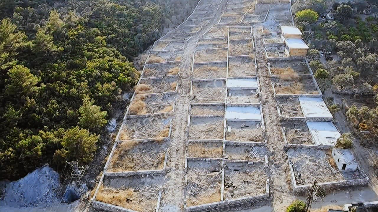 Site İçinde 230m2 Parsel Tapudan Devir,alt Yapılı,elek.suyu Var