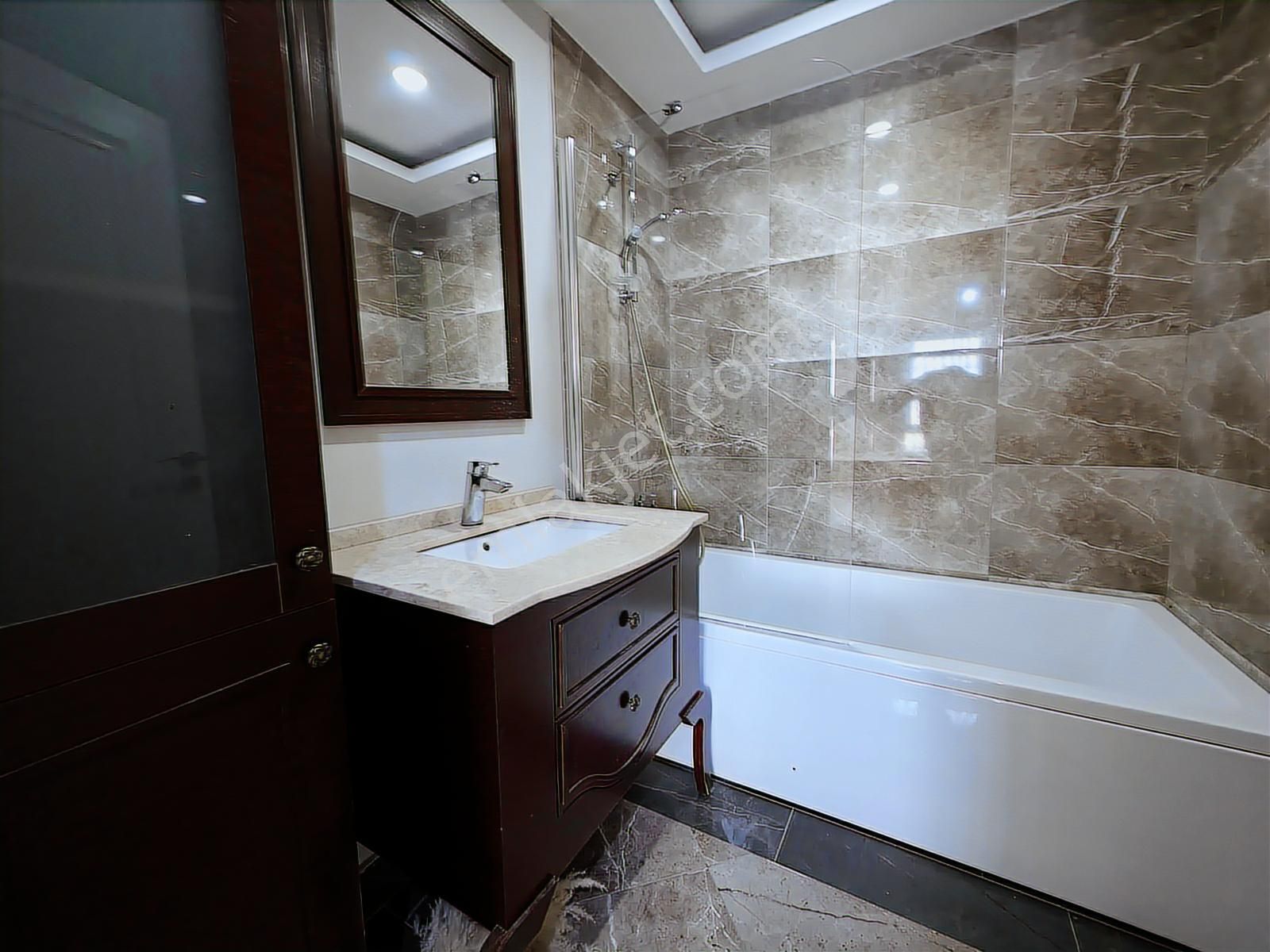 Venezia`da Buyuk Tıpı 2+1satılık Daıre Boş Ve Taşınmaya Hazır - Görsel 15