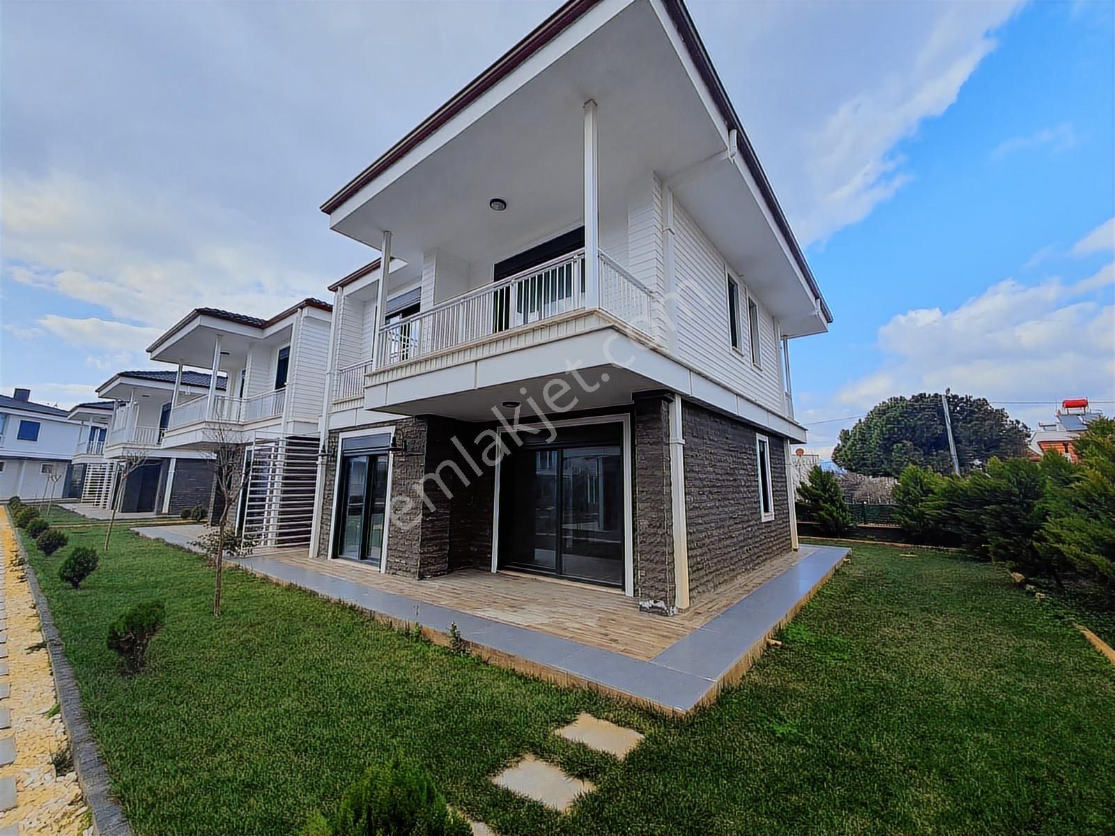 Rw Nefes'ten Pelitköy Sahil'de Satılık 3+1 Villa