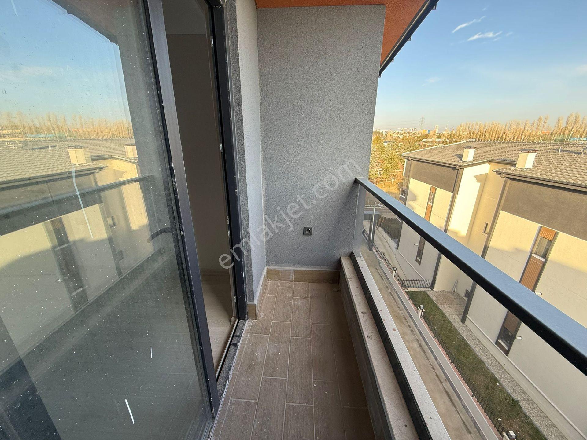 İncek'te Bölgenin Tek Kapalı Otoparklı Sitesinde 2+1 Satılık - Görsel 16