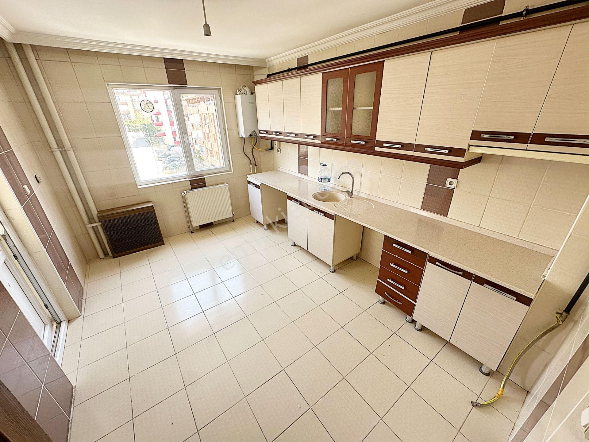 Cihandan Barıştepe Mah Park Manzaralı 3+1 4.katta Kiralık - Görsel 2