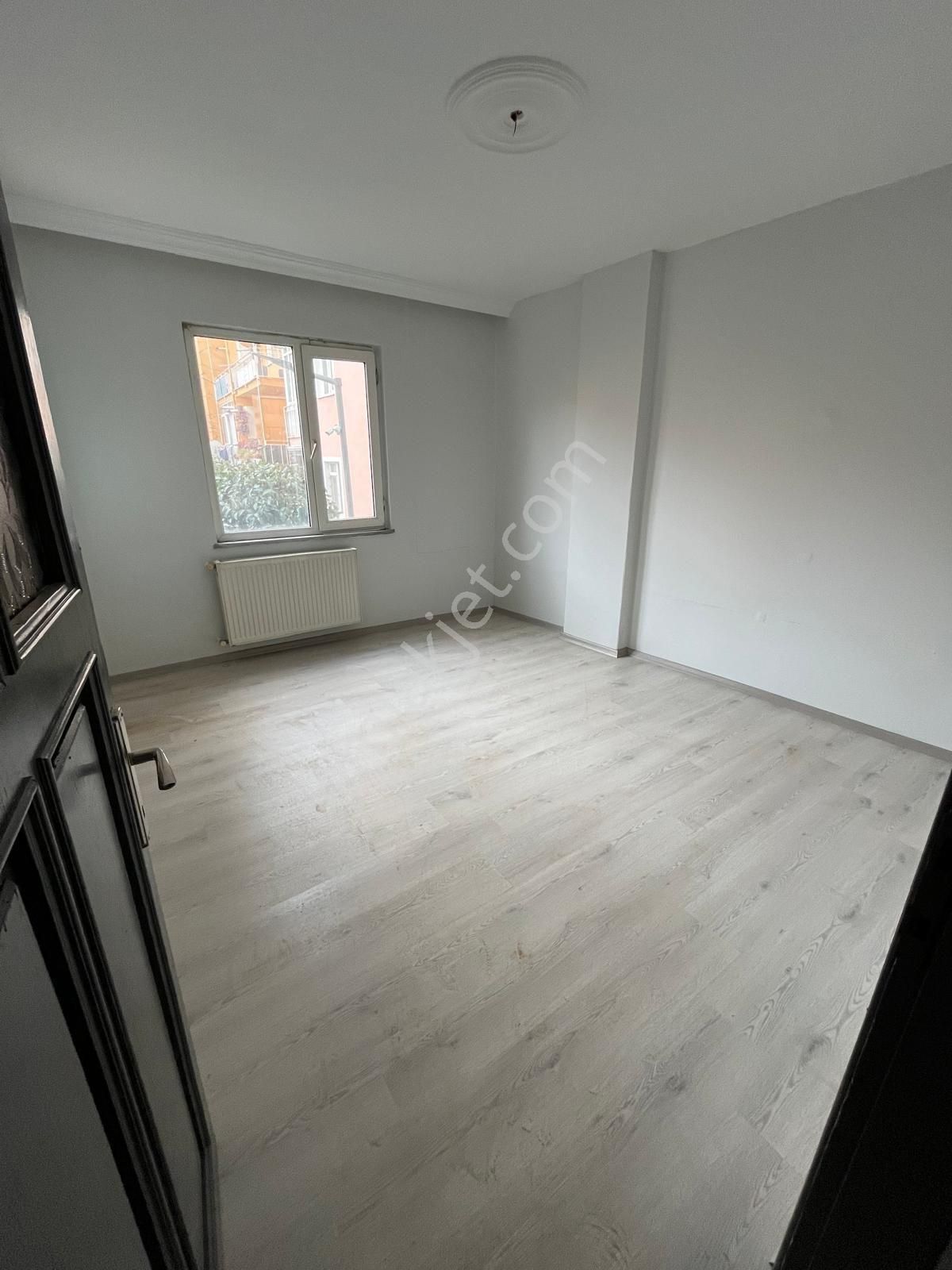 Ümraniye Atatürk Mahallesi Çarşı Metro Yürüme Mesafesi 1.kat 2+1 Kiralık Daire İçi Yapılı