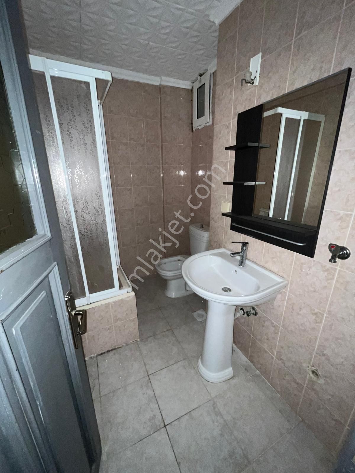 Ümraniye Atatürk Mahallesi Çarşı Metro Yürüme Mesafesi 1.kat 2+1 Kiralık Daire İçi Yapılı - Görsel 4