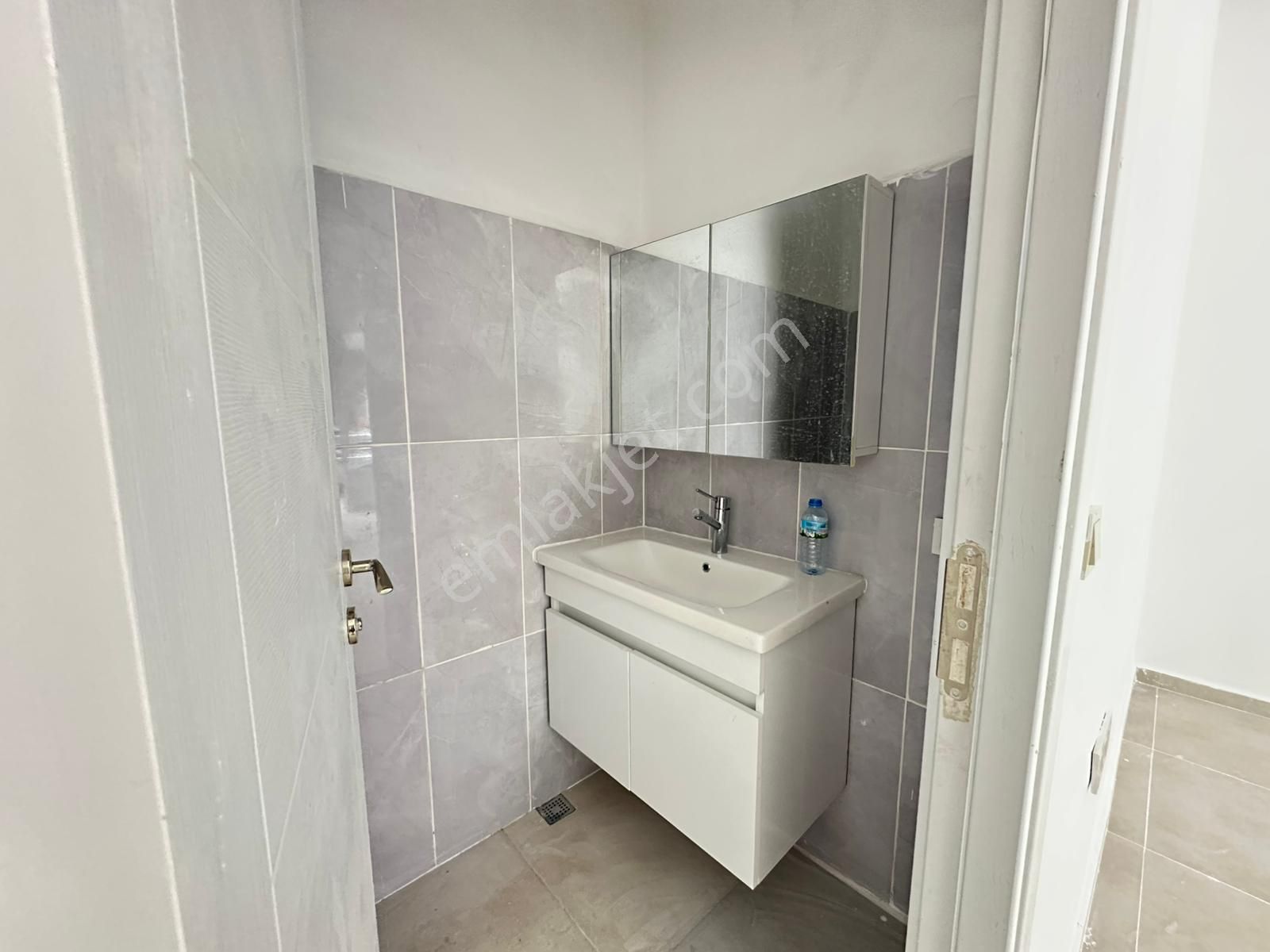 Karşıyaka Bahçelievler De Yola Cepheli Kiralık Dükkan - Görsel 12