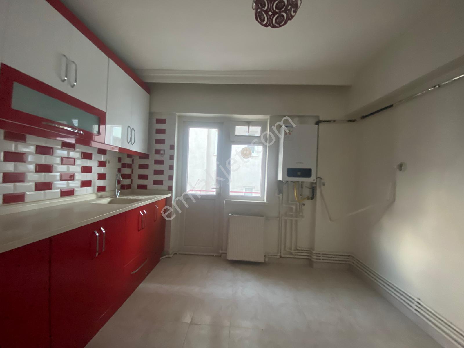 Koza Emlak'tan Andiçen Mahalesinde Cadde Üzerinde Yapılı Ara Katta Ön Cephe De 3+1 Satılık Daireee