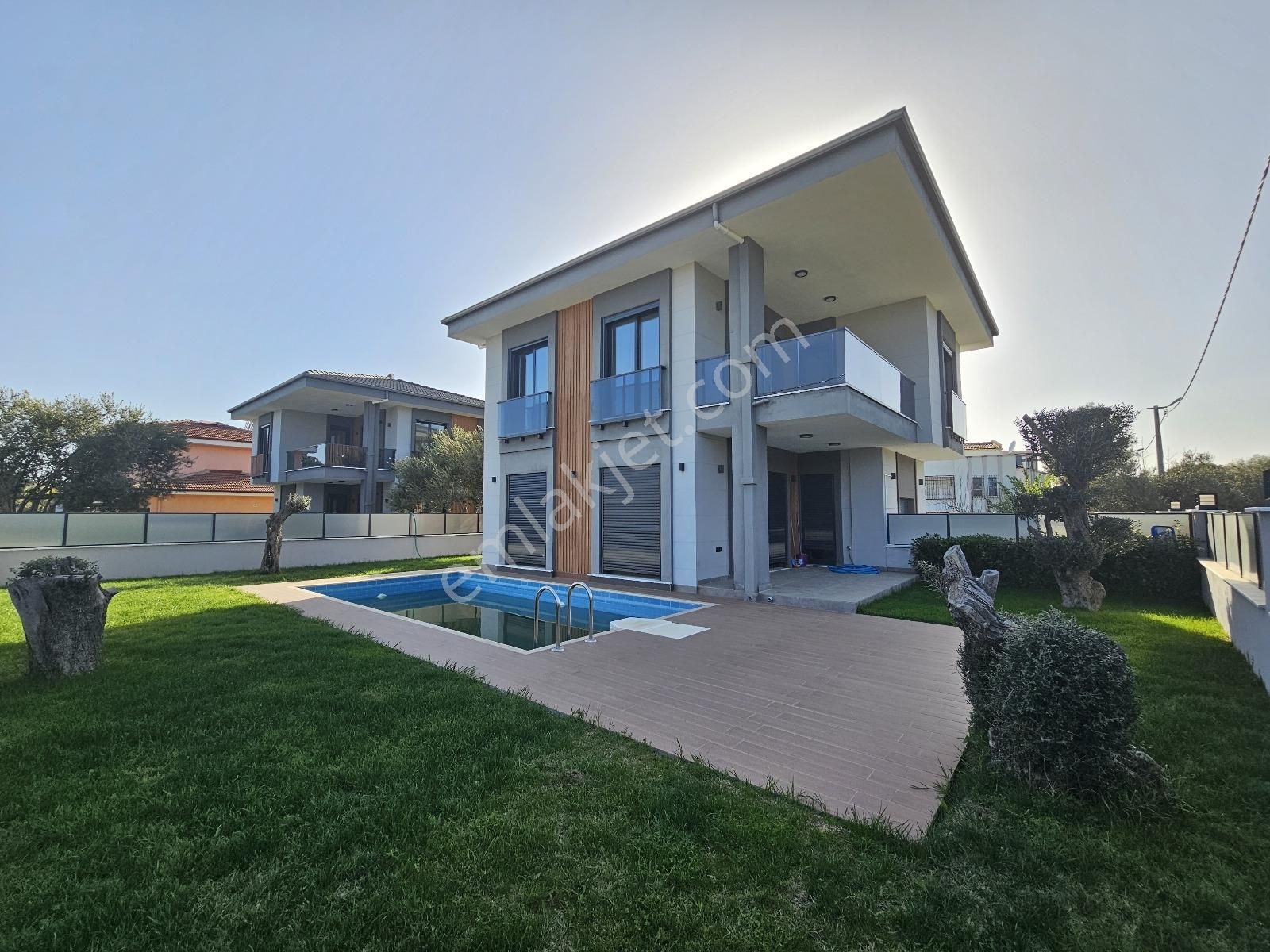 Eu Gayrimenkulden Denize 300 Mt. Havuzlu 3+1 Tek Müstakil Villa