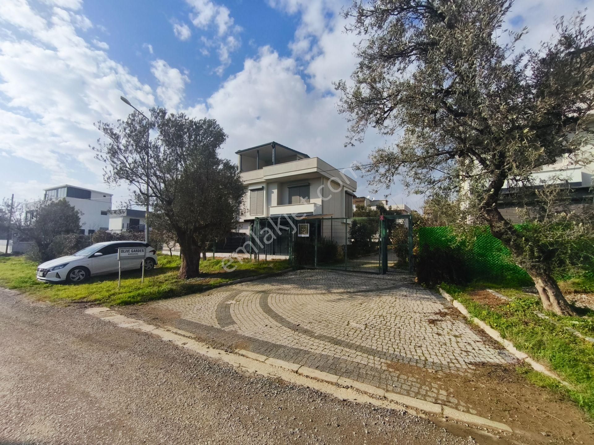 Gömeç Karaağaç’ta Sahile Yakın Havuzlu Sitede Satılık Villa