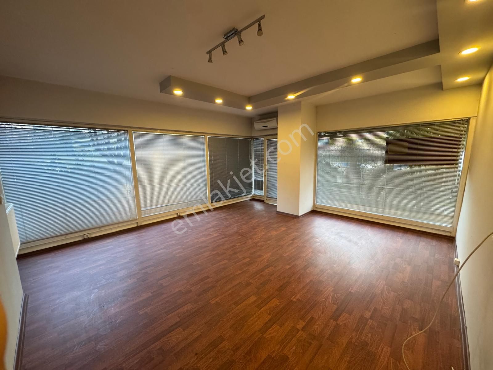 Site İçerisinde Kullanışlı 1+1 Kiralık Ofis - Görsel 6