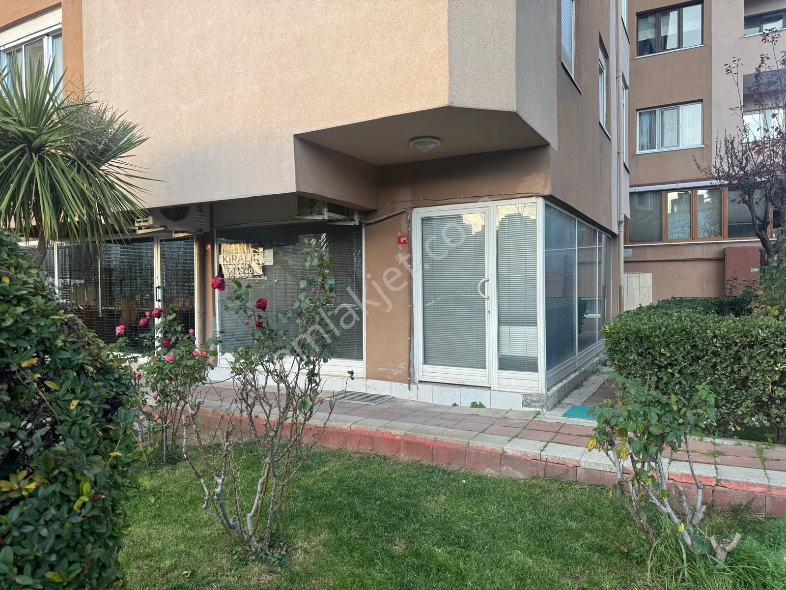 Site İçerisinde Kullanışlı 1+1 Kiralık Ofis - Görsel 2