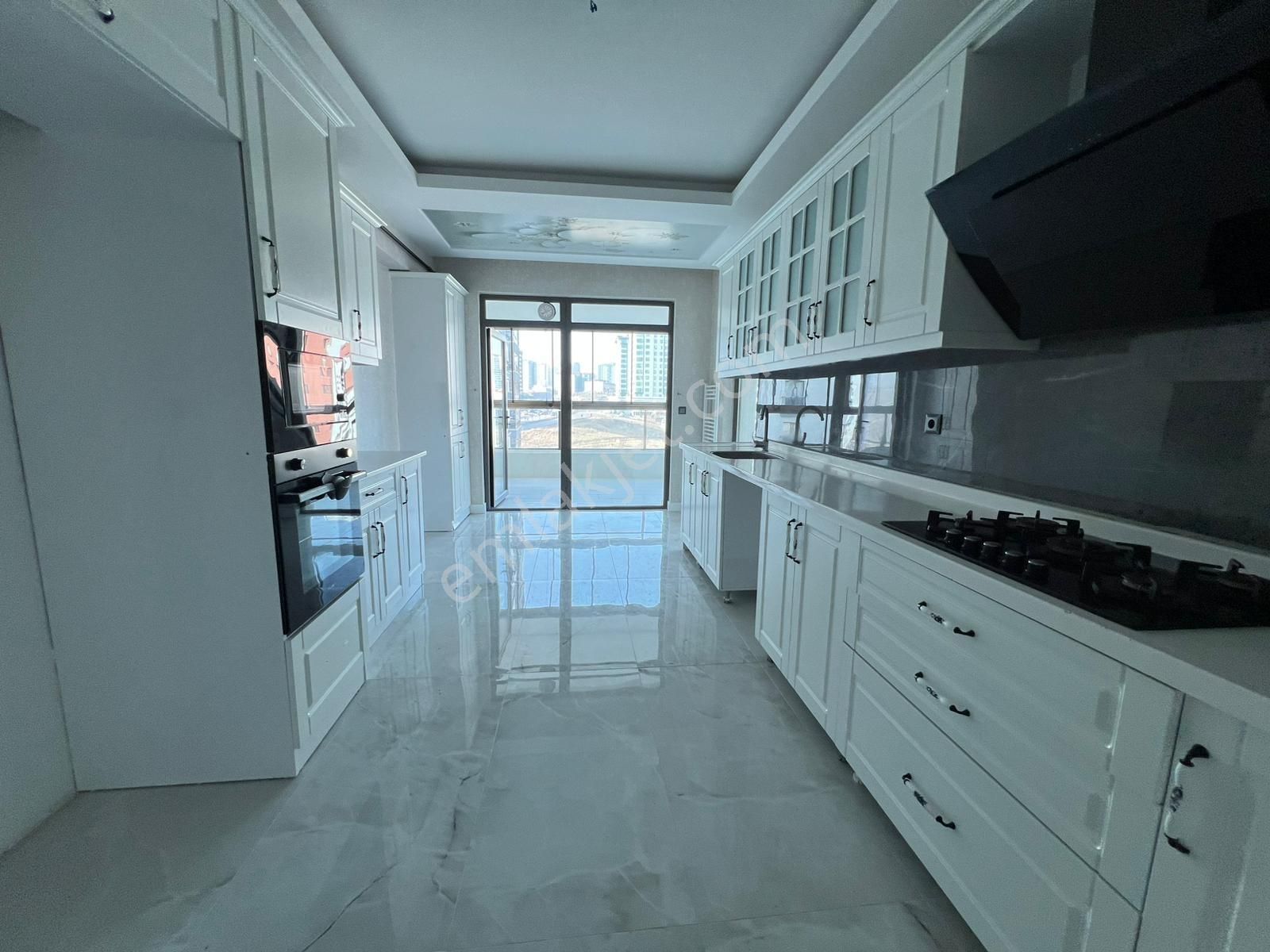 Engin Emlak'tan Cadde Üzerin'de Ara Kat 200m2 4+1 Site Dairesi - Görsel 2