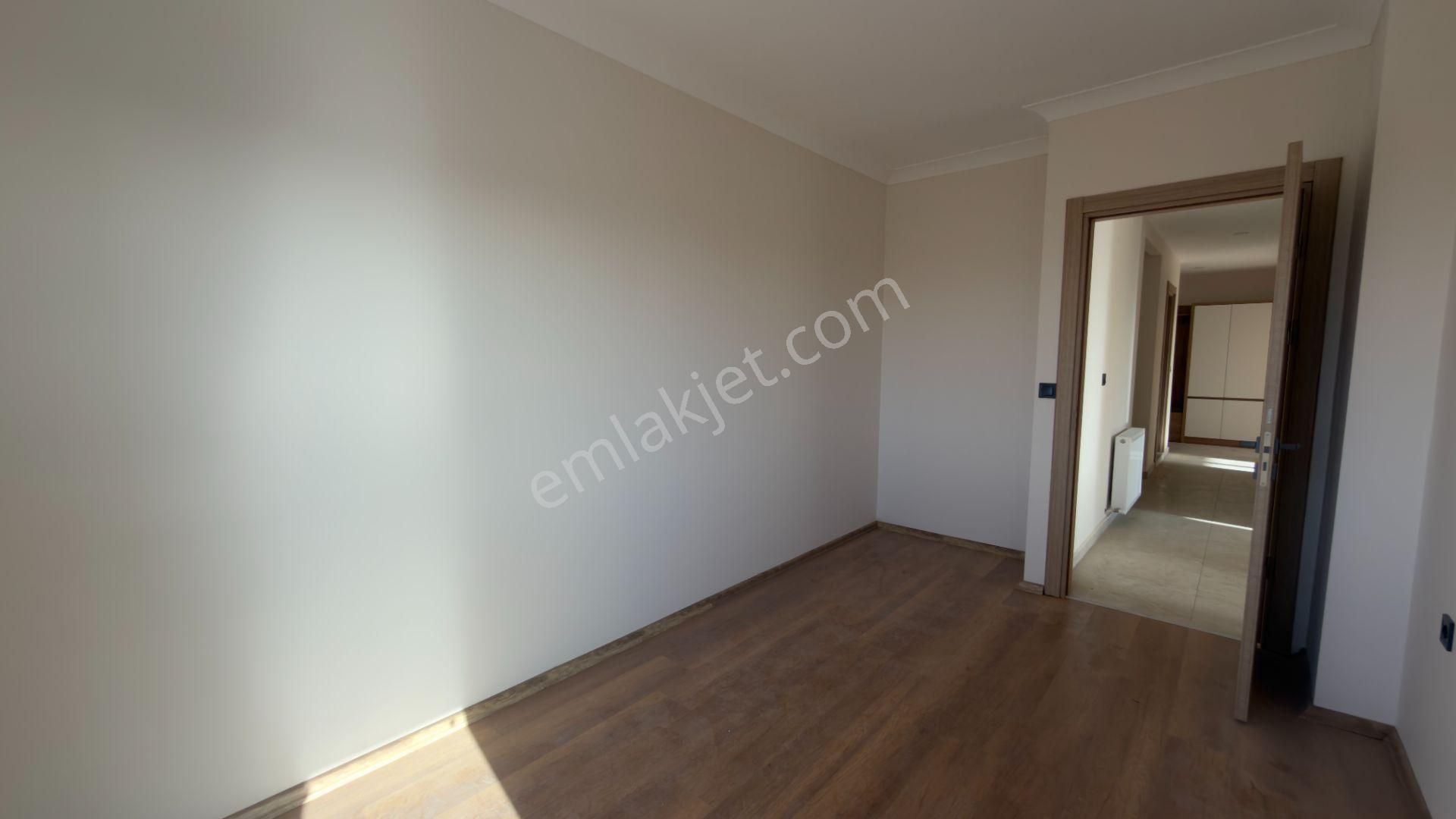 No:10 Gayrimenkul’den | Merkezi Konumda, Site İçinde, Ön Cephe & Çift Balkonlu 135 M² Köşe Daire - Görsel 7