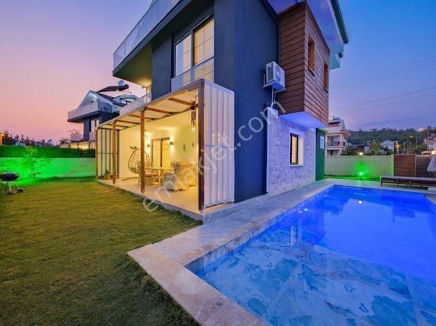 Stoptan Foça 350m² Bahçe Kullanım Alanlı 3+1 Villa