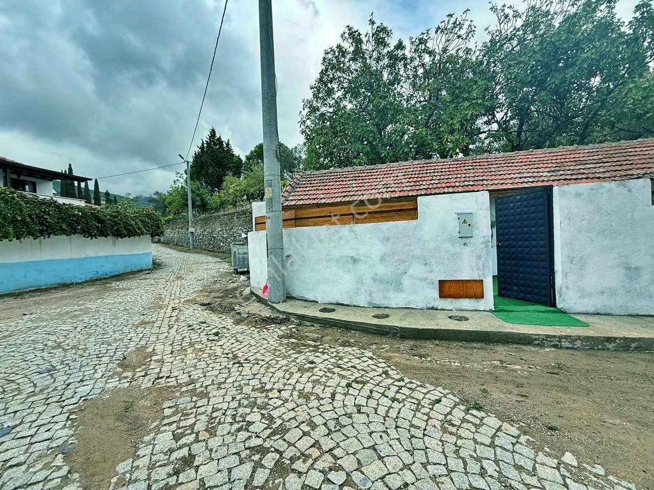 Uytundan Güre Köyünde Yenilenmiş Bahçeli 1+1 Müstakil Köy Evi - Görsel 33