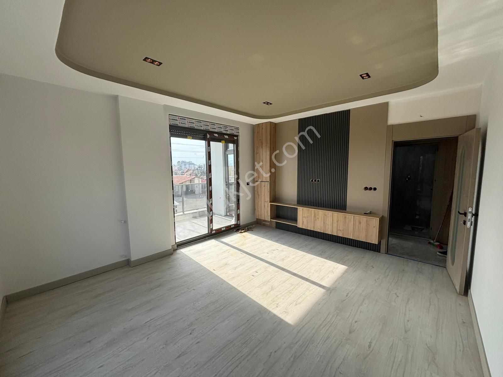 Gazi Mahallesi Havuzlu 2 Bloklu Site İçi Katta Satılık 2+1 Sıfır Daire