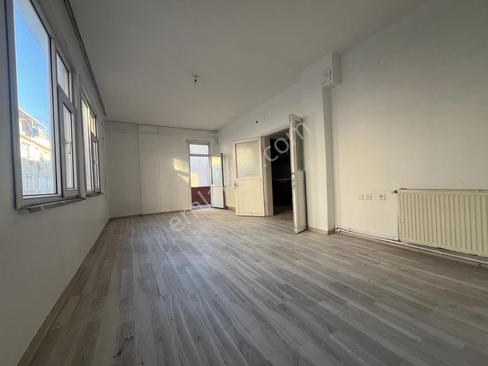 Yenibosna Fevzi Çakmak Mahallesinde Kiralık Bekara Uygun 3+1 Daire