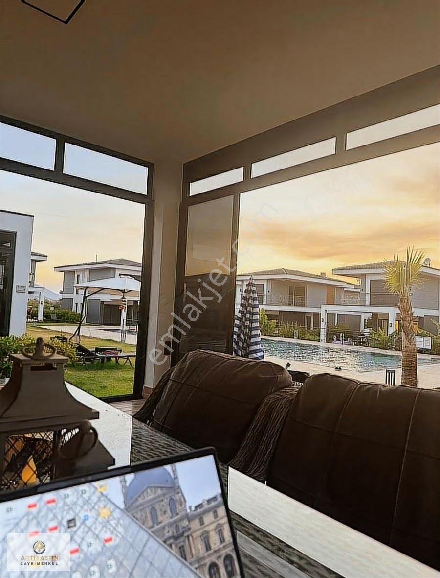 Kuşadası Güzelçamlıda Havuzlu Sitede Eşyalı Villa