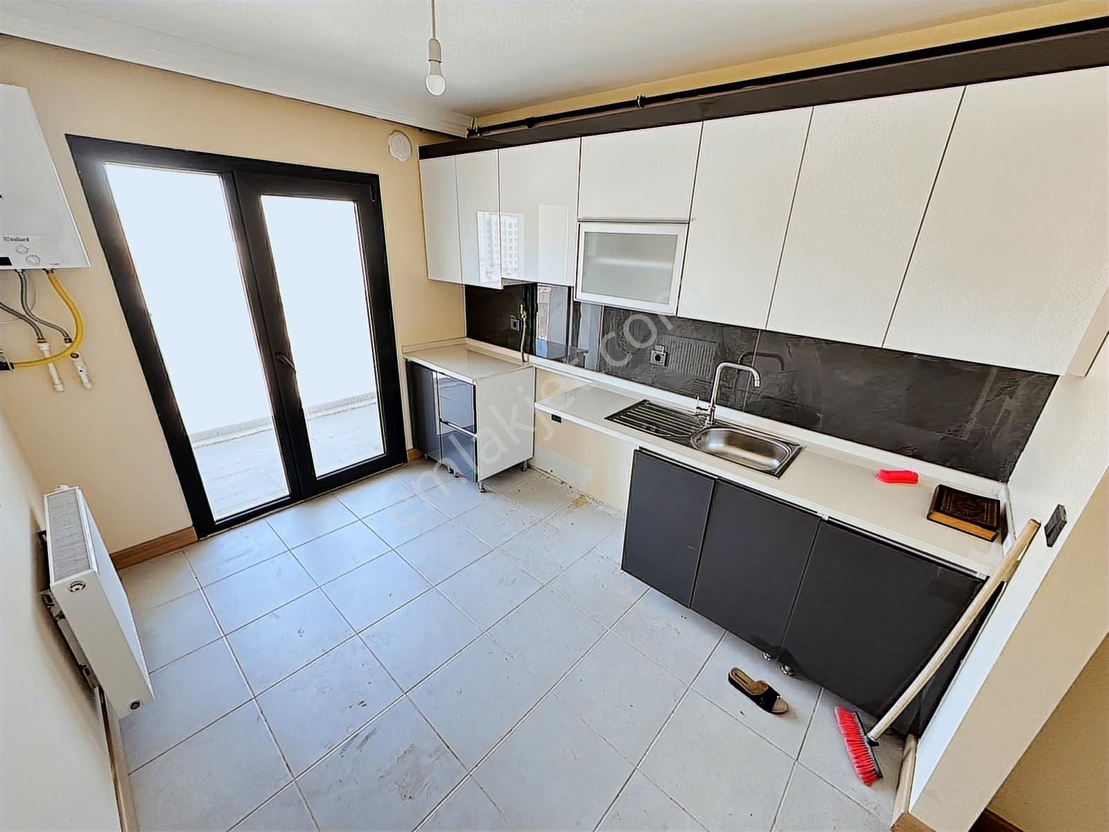 Şeref Emlaktan Şehr-i Bağcılar Sitesinde 3+1 8. Kat Şehir Cephe