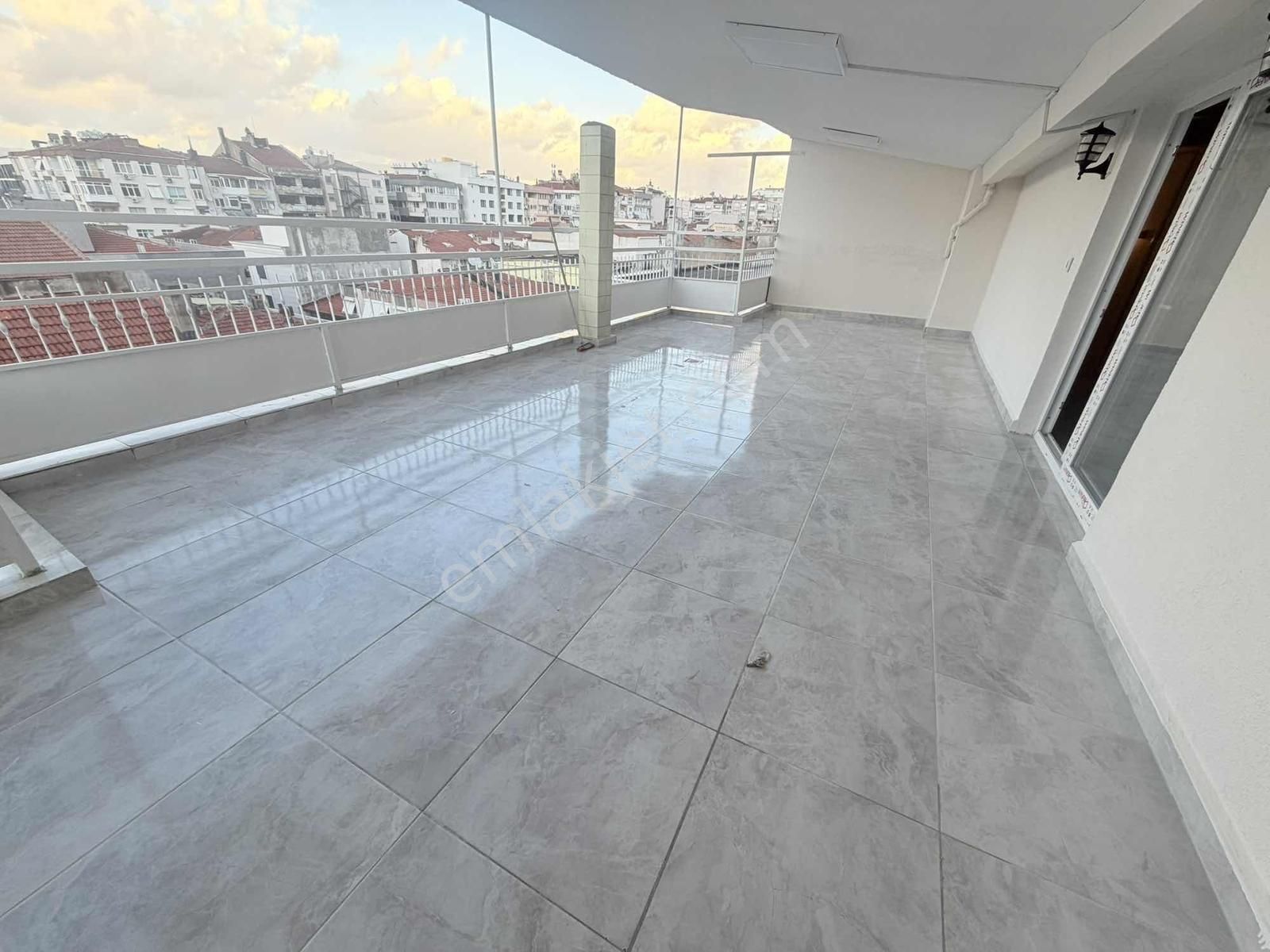 Yeşil Alan Manzaralı Dublex Teraslı 4+1 180 M2 Metro Dibi Daire - Görsel 7