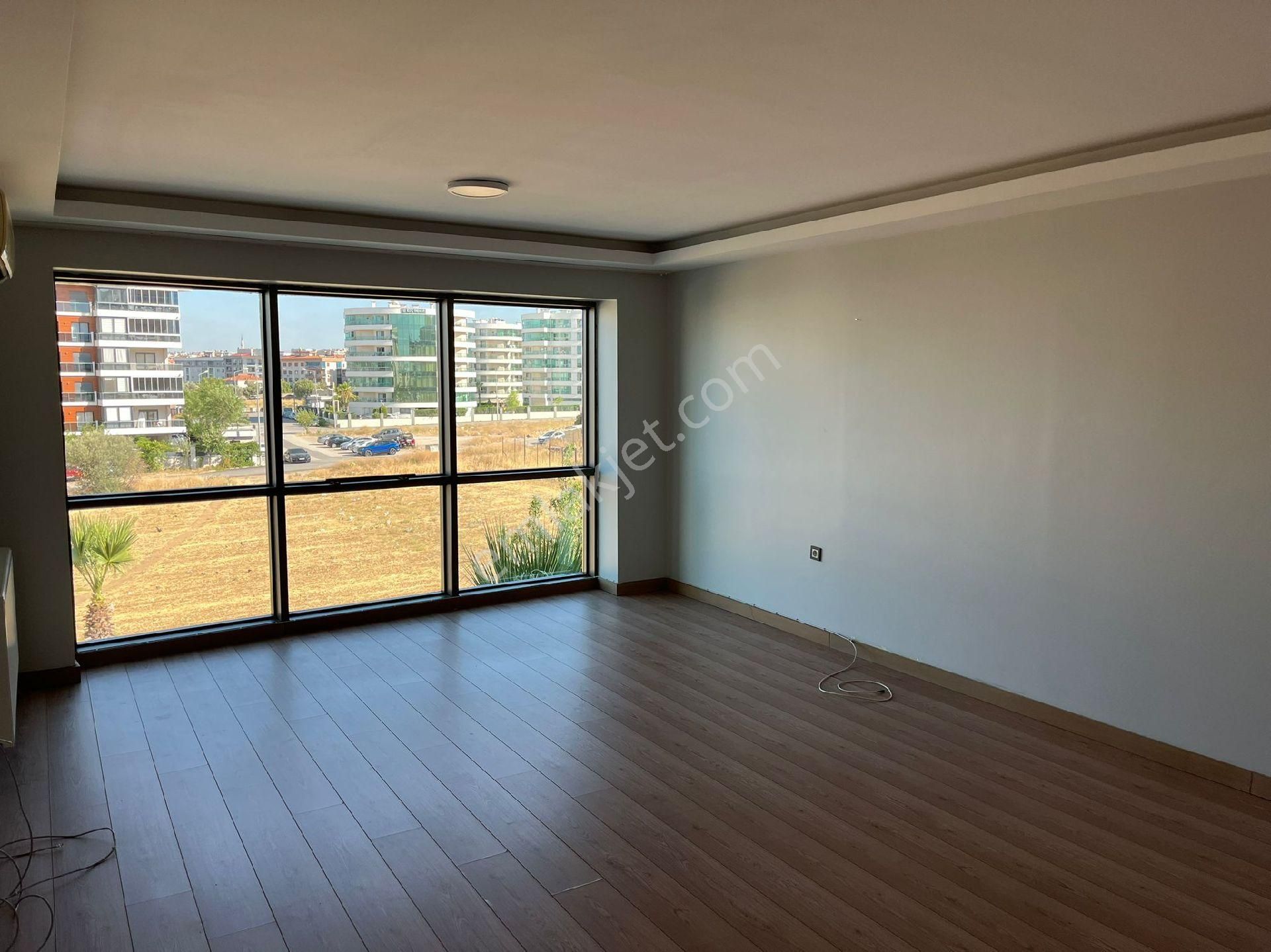 Gaziemirde Site İçerisinde Kiralık Daire