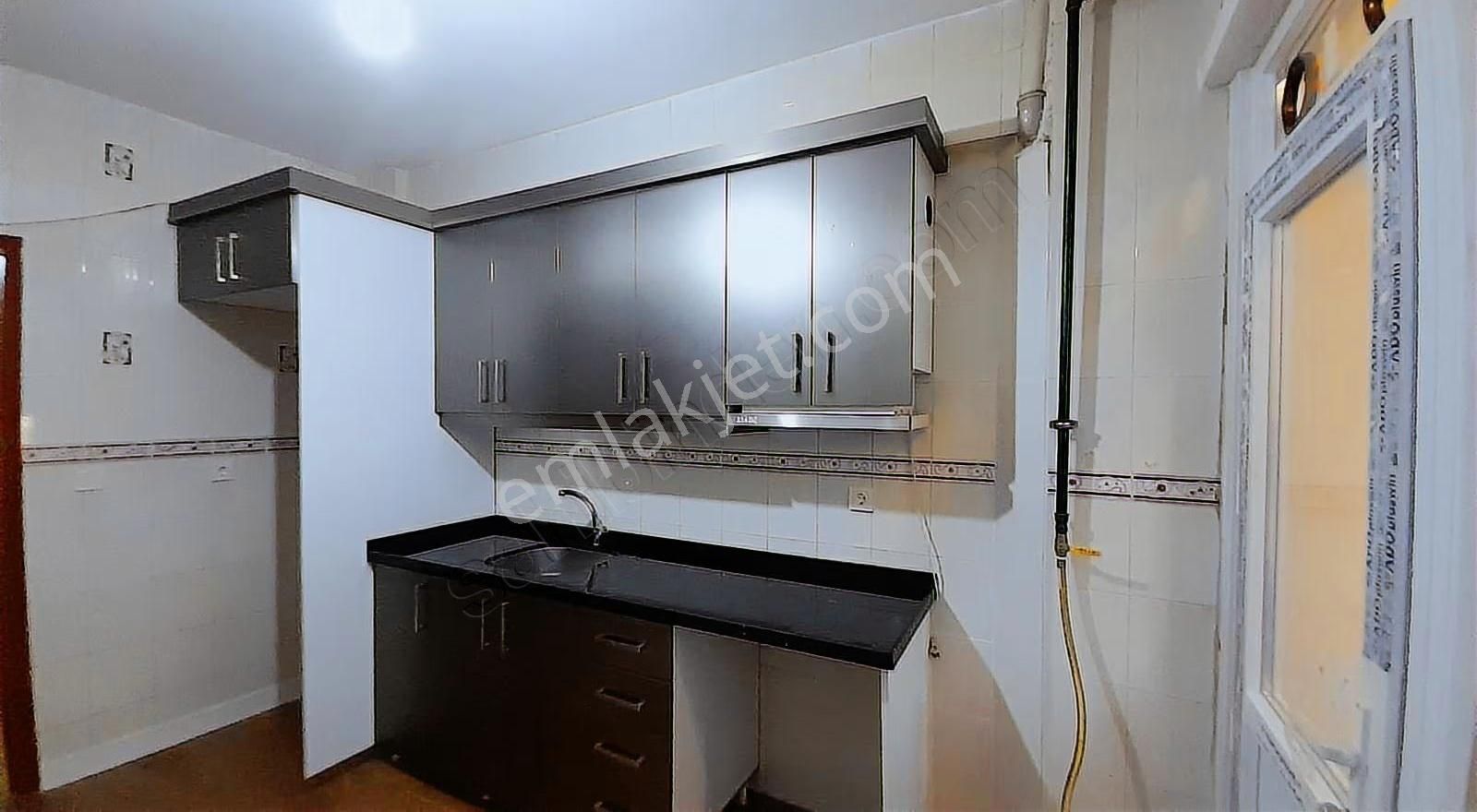 Ataşehir Barajyolu Bulvarda Balkonlu Az Katlı Aile Binasda 3+1 - Görsel 29