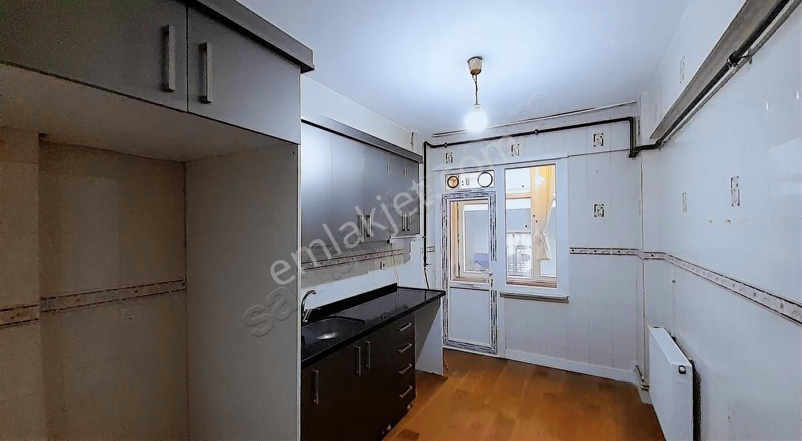 Ataşehir Barajyolu Bulvarda Balkonlu Az Katlı Aile Binasda 3+1 - Görsel 28