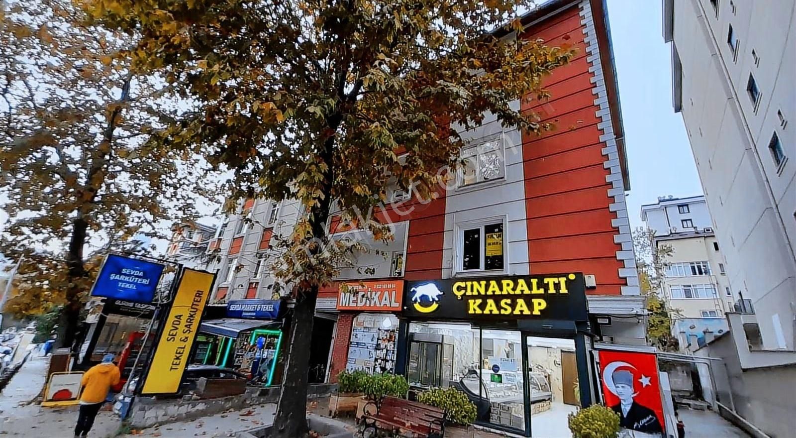 Ataşehir Barajyolu Bulvarda Balkonlu Az Katlı Aile Binasda 3+1