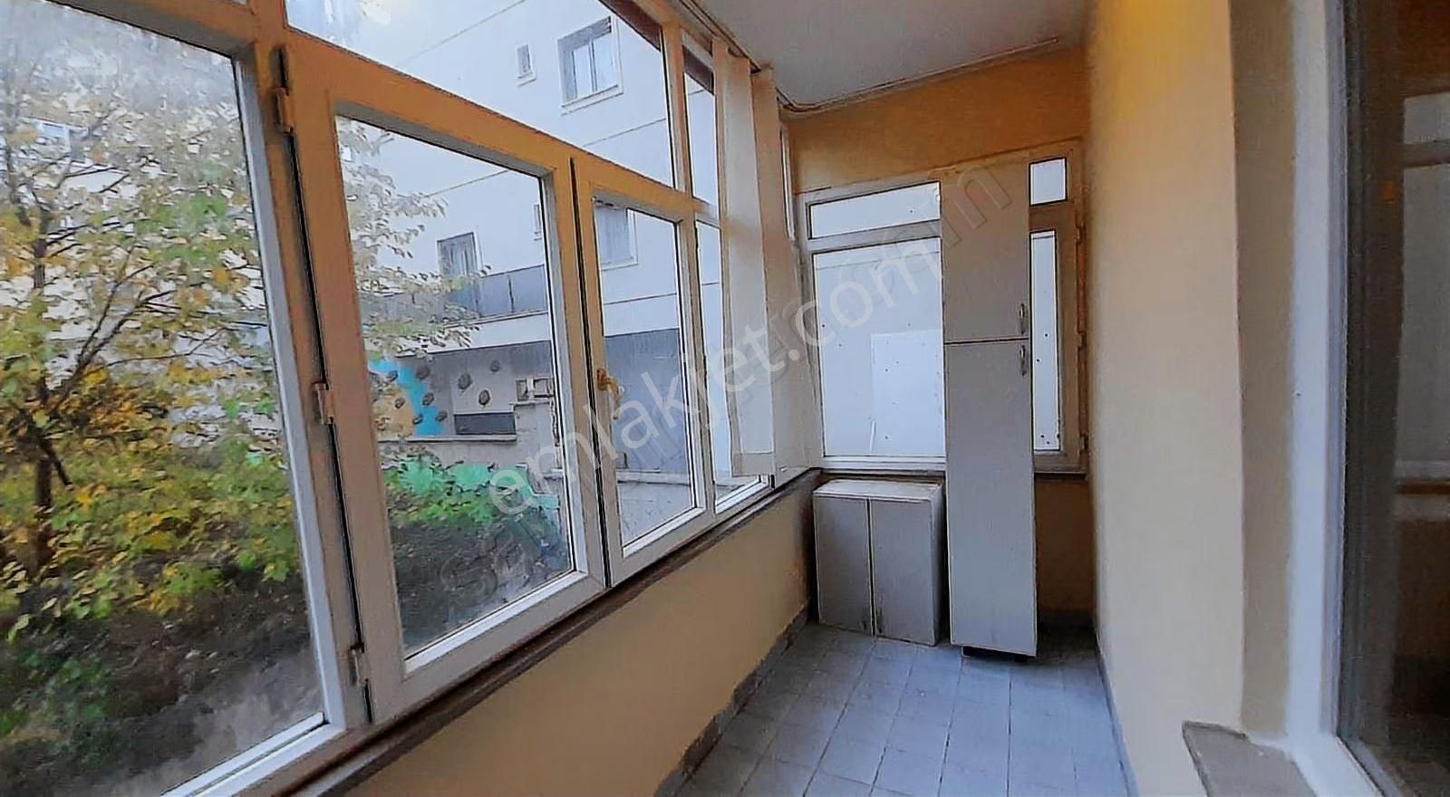 Ataşehir Barajyolu Bulvarda Balkonlu Az Katlı Aile Binasda 3+1 - Görsel 12