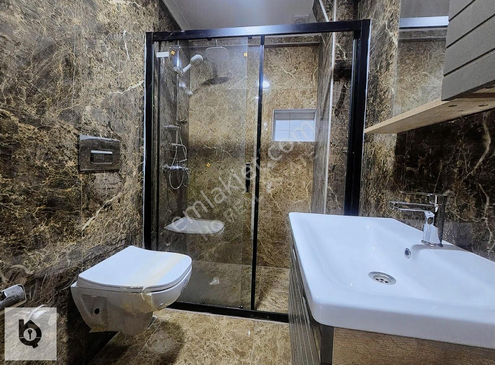 Hq Emlaktan Plaja 2km Mesafe'de Havuzlu Binada Satılık 1+1 Daire