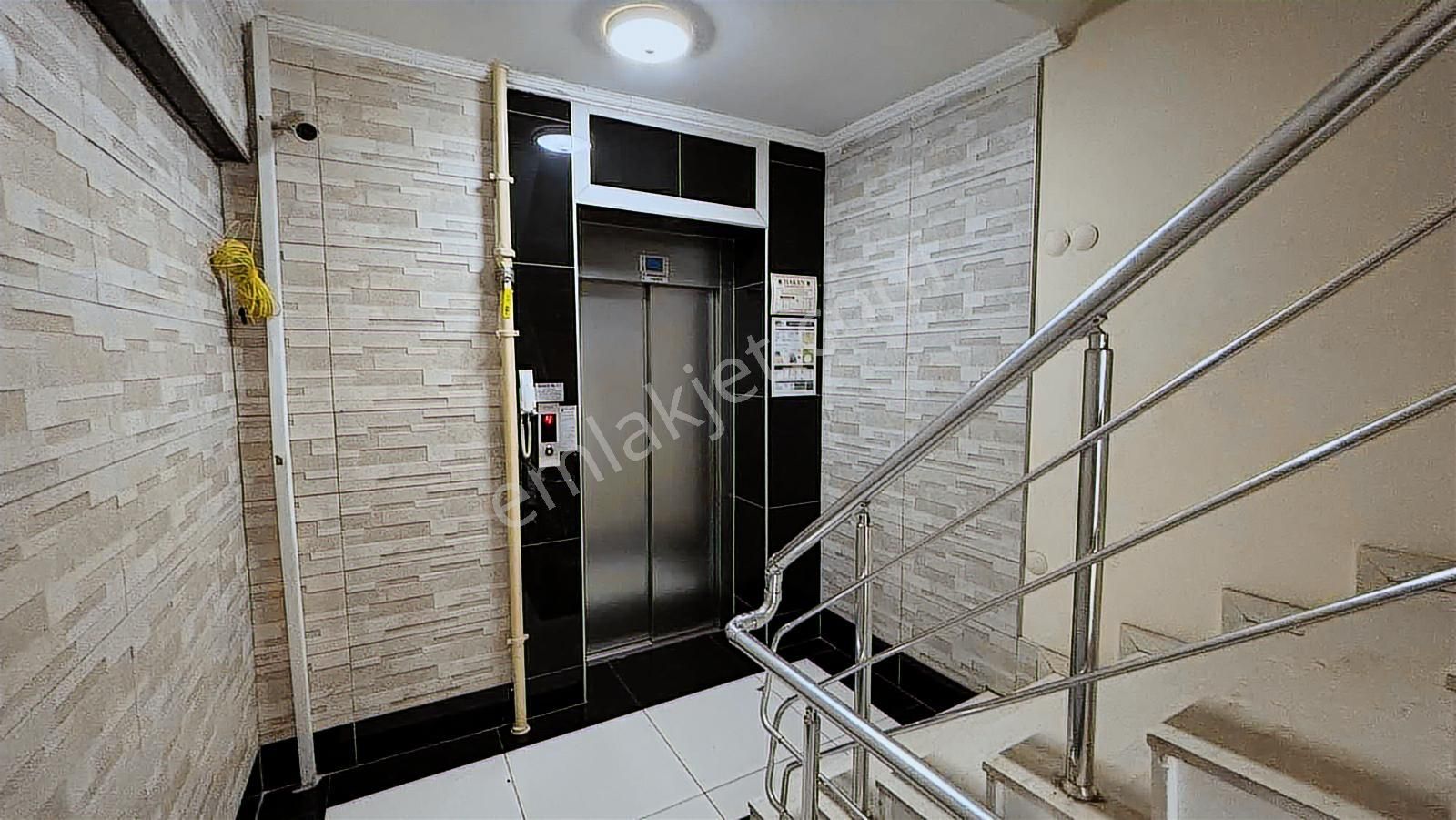 Yeşilbahçe De 4,5 +1 Artı Teras Kullanımlı Dubleks Daire - Görsel 2