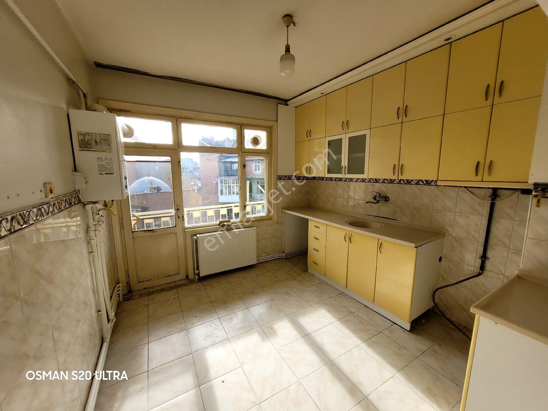 Şirin Hanım Çeşmesi Yanı Çarşıda 3+1 Yapılı Bakımlı Düzgün Sonkat Kiralık