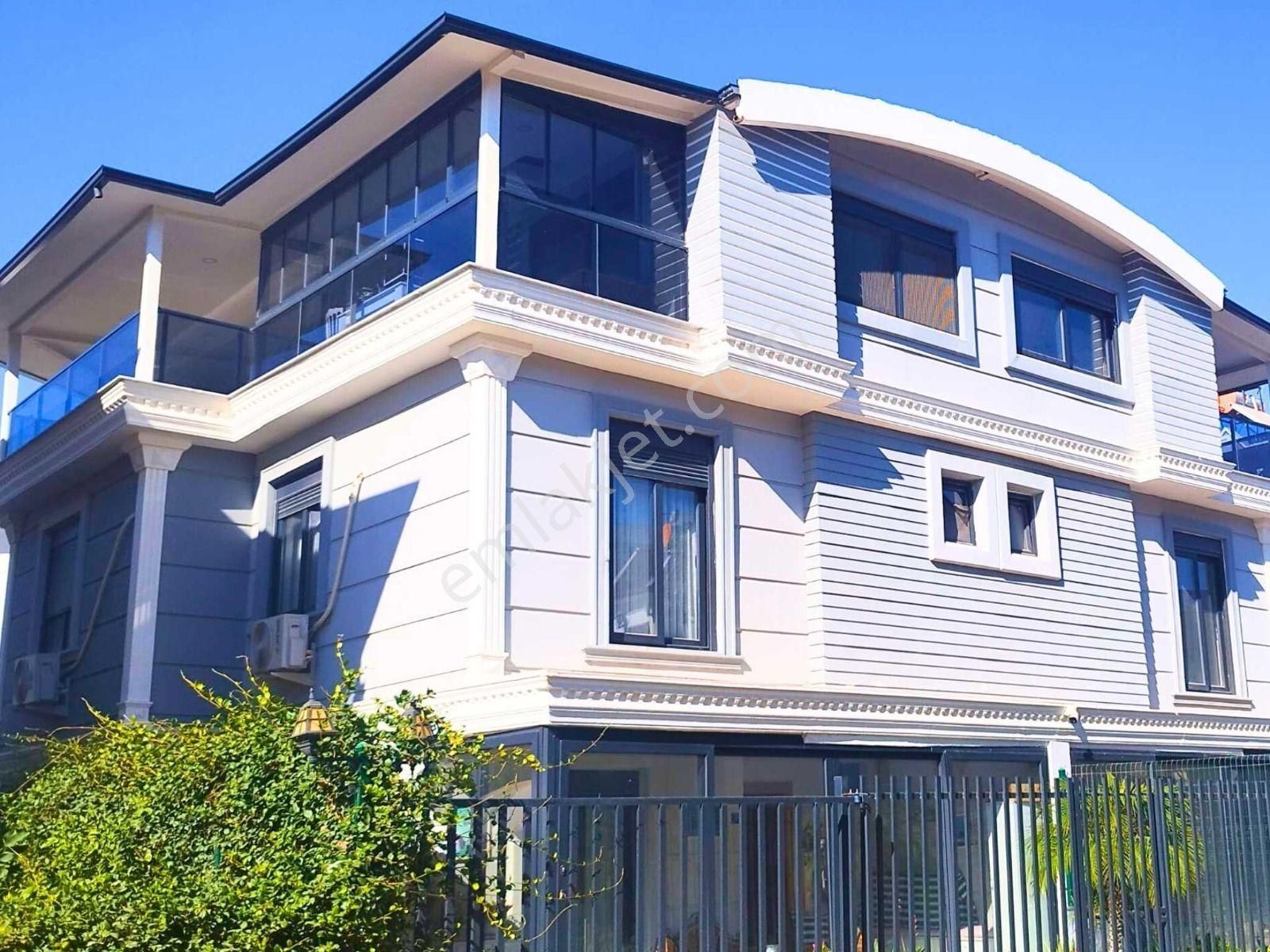 Antalya Altıntaş'ta Lüks Müstakil Tripleks Satılık 4+2 Villa