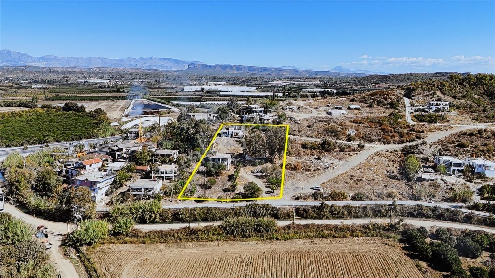 İçinde 4 Adet Müstakil Ev Bulunan Satılık Arazi - Görsel 2